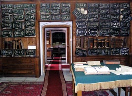 Büszkeségeink nyomában In the footsteps of our prides Kazinczy Ferenc Érsemjénben (ma: Románia) született 1759-ben anyai nagyszülei birtokán. Gyermekkorát itt, Debrecenben és Regmecen töltötte.