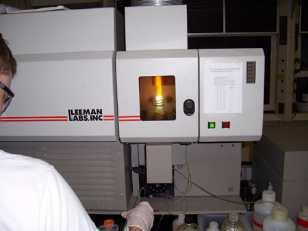 Atomi emissziós spektroszkópia (AES) Egyik leggyakrabban alkalmazott technika: Induktívan csatolt plazma (ICP) spektroszkópia rádiófrekvenciás (RF) generátor