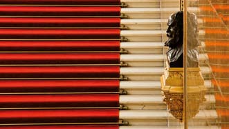 9. A gazdagon aranyozott és harmonikus színvilágú lépcsőház grandiózus lépcsőivel a barokk paloták világát idézi 10.