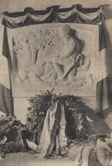 A megkoszorúzott csendőrhősök dombormű. VII. sz. melléklet Forrás! Csendőrségi Lapok, XXIV. évf. (1934) 4.sz. 117.p. VIII. sz. melléklet A csendőrhősök dombormű a leleplező ünnepsége végén a csendőr díszszázad elvonulása a kormányzó előtt.