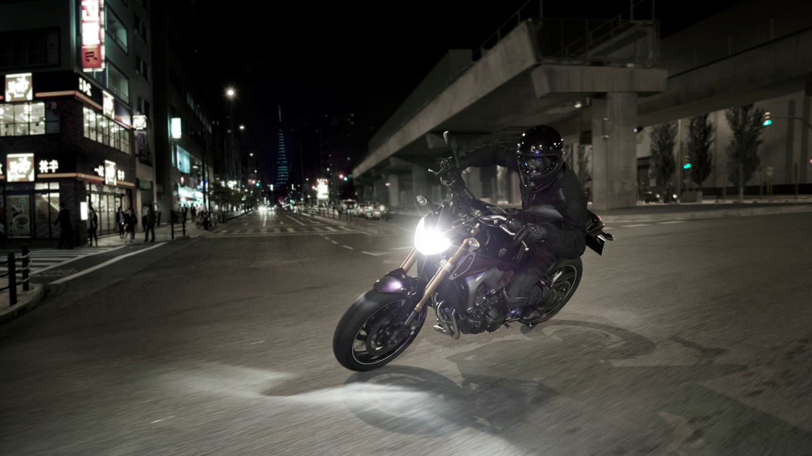 Fedezd fel éned sötét oldalát A Yamaha MT-09 teljesen új értelmezést ad a sportmotor fogalmának.