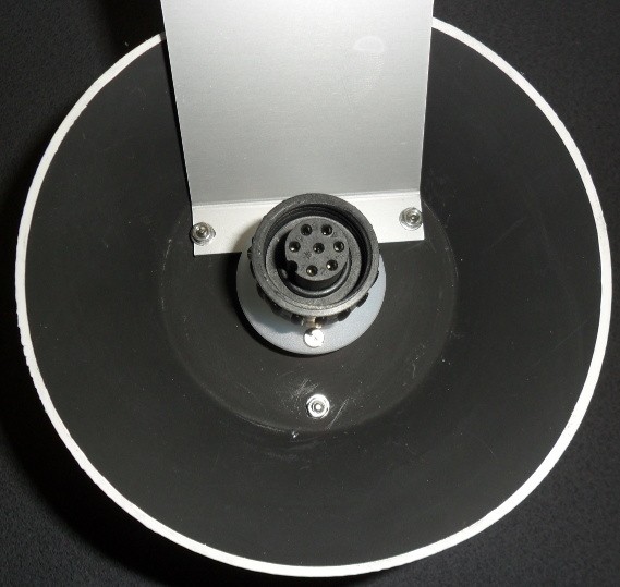 Ha az érzékelő saját oszlopra vagy toronyra kerül, szerelje fel az árnyékoló tartólemezt az alábbi módon (a tartólemez a bevált AT-1 50mm-es antennarögzítő bilincsnek megfelelő furatokkal