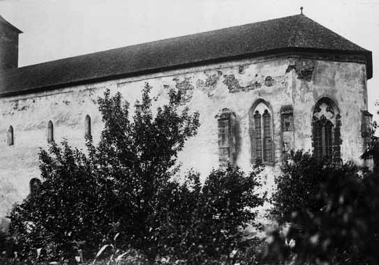 4. A templom szentélye a XX. század elején. Forster Központ, Fotótár, ltsz.: 128.279 ND cinterem veszi körül, amelyben néhány síremlék utal az egykori temetôre.