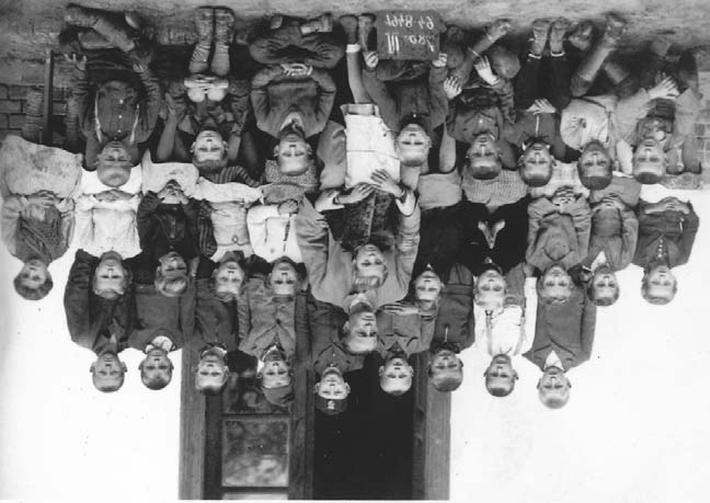 62 Újhartyáni Képeskönyv 47. Kisgyerekek 1914-ben 48. Fajth János 1930-as évek 49. Surman András jobbról Surman György végén, egy nyáron. kakastollas sapkában 1938-ban.