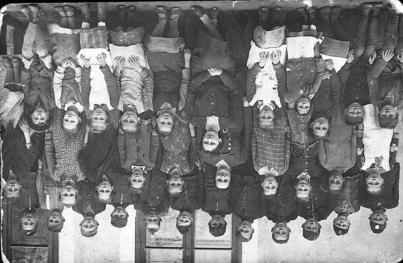 Újhartyáni Képeskönyv 63 *52. Az osztálykép 1943/44-es tanévben készült.