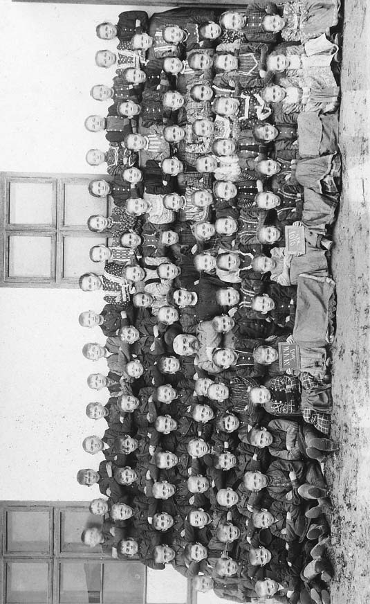 Újhartyáni Képeskönyv 65 56. Osztálykép 1910-bõl. Wachsmann Róza (Hermina) osztályképe.