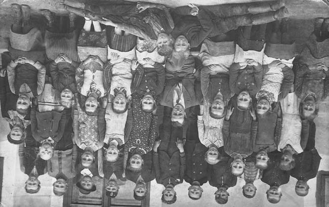 68 Újhartyáni Képeskönyv *63. Petrányi Magdolna osztályképe 1944-ben, középen Romhányi Sándorné tanítónõ. *64.