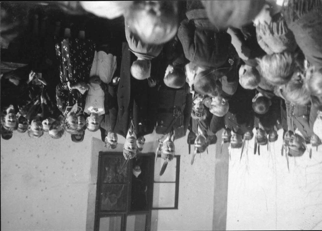 72 Újhartyáni Képeskönyv 74. Iskoláskép 1928-30 körül. Az elsõ sorban balról a hatodik Jeszenszki Mária (Schulcz Jánosné). 75.