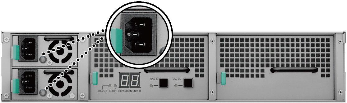 Csatlakoztatás a Synology NAS Server eszközhöz 1 Csatlakoztassa a bővítőkábel egyik végét a Synology NAS szerver SAS OUT-portjához, majd a kábel másik végét az RX2417sas SAS IN-portjához.