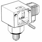 3. Maximális nyomáshatárolók a kapcsolási állapot mechanikus reteszelésével (SDBAM...) 3. Maximális nyomáshatárolók a kapcsolási állapot mechanikus reteszelésével (SDBAM...) kioldógombot piros pont jelzi a kapcsolókészülék skálát tartalmazó oldalán).