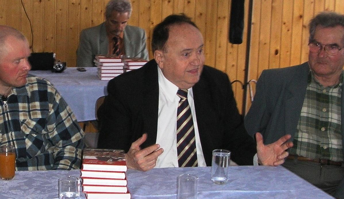- 96 - A közel egy órás bevezető után következtek a hozzászólások. Kun-Szabó József javasolta, hogy egy tollvonással véget kellene vetni a közpénzek ellopásának.