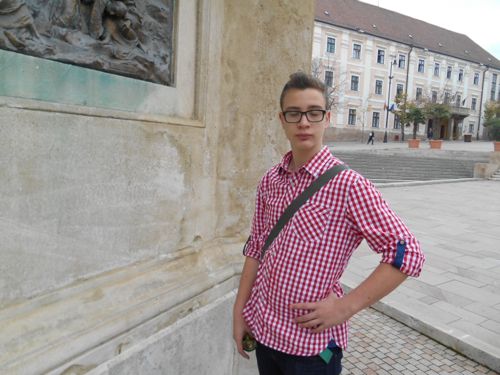 vehettek részt. A Zsolnay ajándék készült Bobánovics Gabriella segítségével. Textiltáskára, pólóra festhettek Zsolnay motívumot, de választhatták a tálka festését is. Mindezek elõtt pedig a 4.