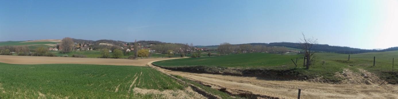 Nyim és környéke A Balaton part nyüzsgő forgatagától közel 13 kilométerrel távolabb, erdőkkel legelőkkel ölelve, kis apró falu húzódik meg csendesen a dombok között észrevétlenül.