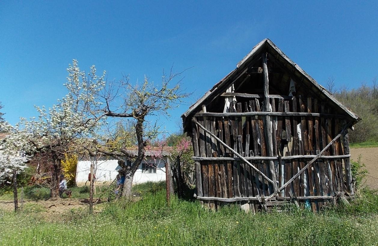 Fahíd a patak felett A bekötőút szilárd burkolata vélhetően az 1960-as években készült el.