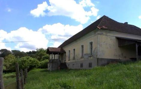 Vadászház A volt Tsz. gazdasági major a település központja felől érhető el a betonúton. A régebbi gazdasági épületek az elmúlt években átépültek.