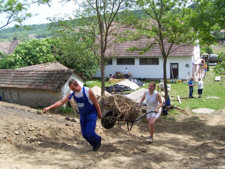 Céljaink megvalósítását szolgálják szervezeteink: a Zöldzugoly Szövetkezet és a Felkelő Nap Közhasznú
