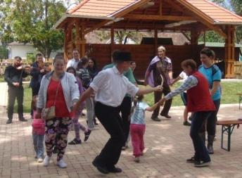 Tavaszi nagytakarítás Kapunyitogató program Somogyban 2015. May 27. 2015. május 24-én Nyim községben kezdődött a Nemzeti Művelődési Intézet Kapunyitogató programsorozata.