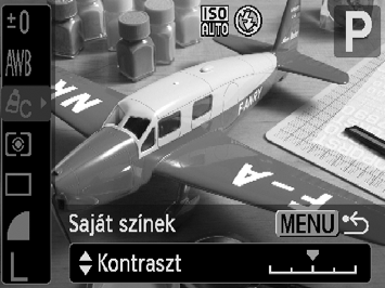 A képek tónusának módosítása (Saját színbeállít.) A fényképezés során beállíthatja, hogy a készített kép szépia tónusú vagy fekete-fehér legyen. Válassza a [Saját színbeállít.] lehetőséget.
