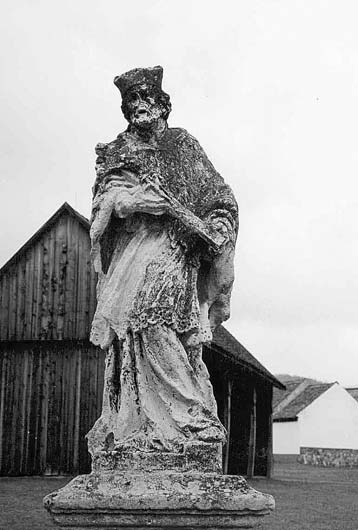 16. kép. Nepomuki Szt. János kõszobra 17. kép. A kõszobor másolata tek, és így az eredeti tárgyakat restaurálva, optimális raktári viszonyok közé helyezhettük. (17.