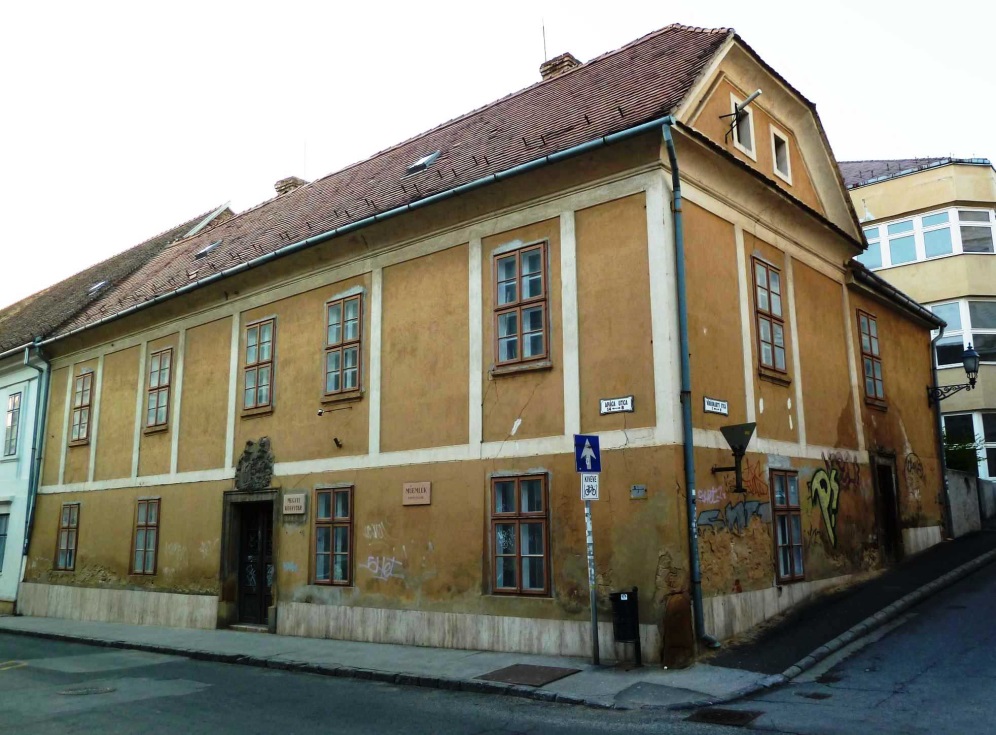 Barnamezők Magyarországon Dozsóba (Felsővámház utca) költözött, a Csorba Győző Megyei Könyvtár pedig Apáca utcai épületét ( 103. ábra) cserélte le az újonnan épült Tudásközpontra.