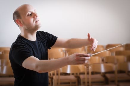 BOLYKY ZOLTÁN Bolyky Zoltán középfokú tanulmányait a budapesti Bartók Konzervatóriumban végezte, majd 2005- ben a Zeneakadémia hegedű szakán, 2007-ben pedig a karmesterképző szakán szerzett diplomát.