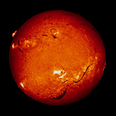 A fény keletkezése Hőmérsékleti sugárzás Hőmérsékleti sugárzás Lumineszcencia Lézer Tapasztalat: a forró testek Hőmérsékleti sugárzás Környezetének hőfokától