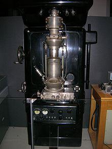 Elektronmikroszkópia (EM) A képalkotáshoz elektronnyalábot használ. optikai em hullámhossz 400 600 nm 0.004 0.