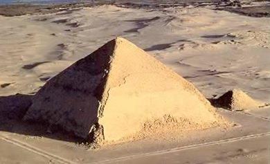 Dahsur Snofru király (IV. din.) ún. tört élű piramisa 14 BME GTK 2016.