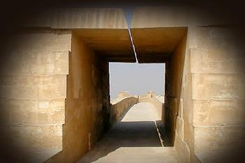 Giza Khephren (Hafre) király (IV. din.) völgytemploma Saqqara Unis király (V. din.) piramisához vezető út rekonstruált metszete 20 BME GTK 2016.