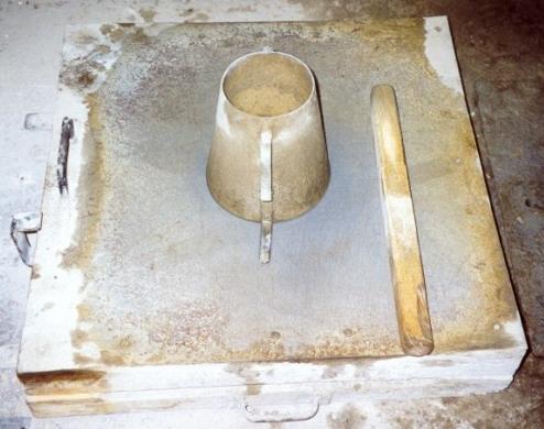 Frissbeton konzisztencia mérése - roskadás Alsó átmérő: 200mm Felső átmérő: 100mm Magasság: 300mm Frissbeton konzisztencia mérése - terülés Alsó átmérő: 200mm Felső átmérő: 130mm Magasság: 200mm