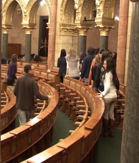 Poslije igara krenuli smo na zasjedanje pravog Sabora koji je tog dana počeo svoj rad od 13 sati. Pratili smo događaje sad već uţivo s galerije donjeg doma.