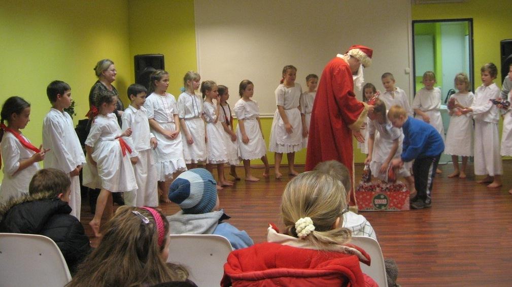 KISPESTI MIKULÁS ÜNNEPSÉG A TAMBURICÁVAL A Kispesti Horvát Nemzetiségi Önkormányzat felkérte a HOŠIG Tamburica táncegyüttesét, hogy szerepeljen a Bolyai János Általános Iskola Mikulás ünnepségén.