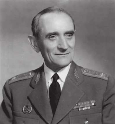 GÖRGÉNYI DÁNIEL vezérőrnagy 1898. április 9-én született Szászrégenben. 1930-ban kezdte meg tiszti pályafutását hadnagyként. A II. világháború alatt a hadműveleti területen szolgált. 1943.