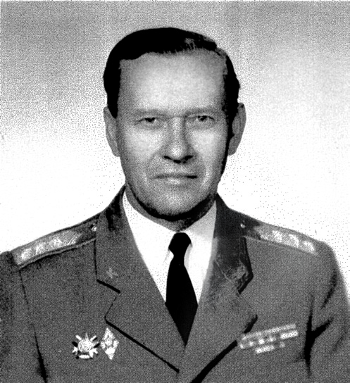 SÁRKÖZI SÁNDOR ezredes 1915. október 16-án született Tiszaroffon. A II. világháború kezdetén hívták be katonának. A háborúban előbb tiszthelyettesként, majd tisztként szolgált.