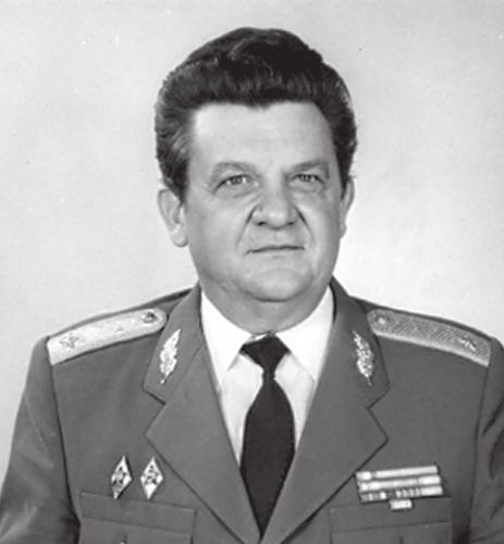 PARÓCZY OTTÓ ny. vezérőrnagy 1931. április 5-én született Becsken.