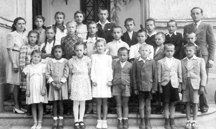 Piukovics Gábor házról házra járva beszélte rá a bunyevác családokat, hogy írassák gyermekeiket nemzetiségi iskolába.
