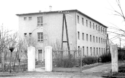 1953 szeptemberében a volt fiúiskola épületében két osztállyal, 93 tanulóval megnyílt az általános tantervű gimnázium. Igazgatónak Dibusz Gyula tanárt nevezték ki.