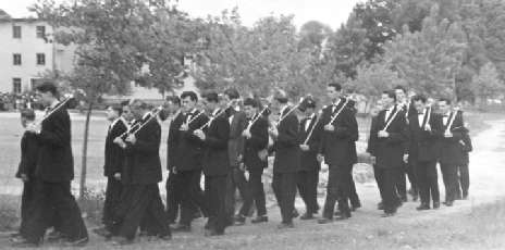 1957. április 1-jétől Csulák Mihály volt a megbízott igazgató. Májusban elballagtak az iskola 53-as alapító diákjai.