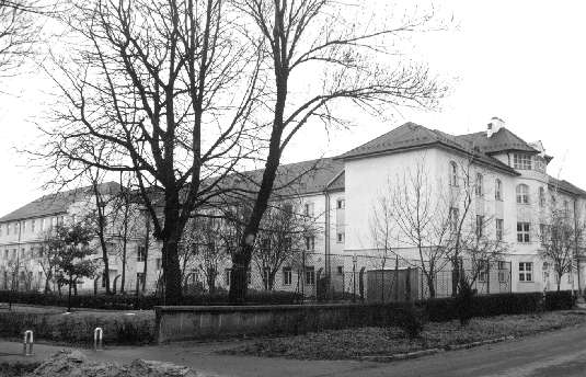 1982 szeptemberétől dr. Rékási József a pannonhalmi bencés gimnáziumban, 1985-től Régaisz István a bajai Frankel Leo német gimnáziumban folytatta tanári pályáját.