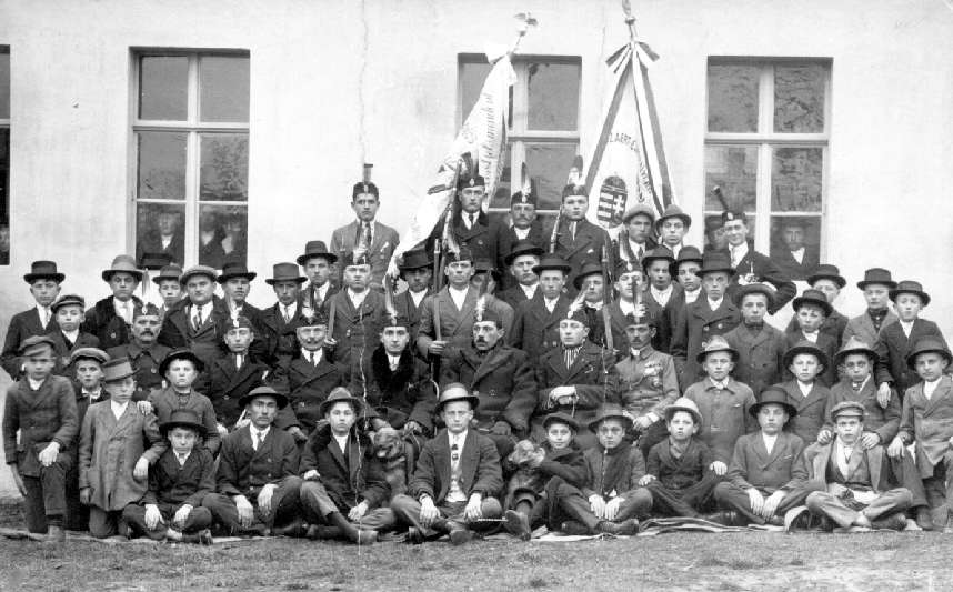 rendgyakorlatokkal és sportversenyekkel fejeződött be a rendezvény. (Felső-Bácska, 1925. 06. 26. 1-2.p.) A bácsalmási leventék a vándorzászlóval és a csapatzászlóval 1926.