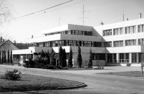Vörösmarty Mihály Általános Iskola (Szent János u. 26.) 1930-ra épült fel községi és állami összefogással. Itt kapott helyet a már 1923 óta működő Állami Polgári Iskola.