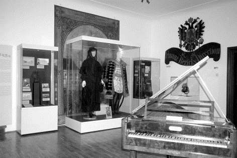 3. kép. A 19. századot bemutató terem, elõtérben Liszt Ferenc tanuló-zongorájával.