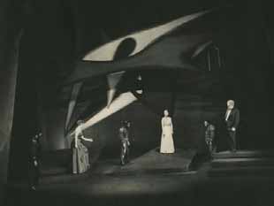 lemzi (Szent Johanna, Hamlet, 1956, Anouilh: Antigoné, 1957). A sorból kiemelkedik Lorca A csodálatos vargánéja, amelynek nemcsak a díszlet- és jelmeztervez je, de a rendez je is.