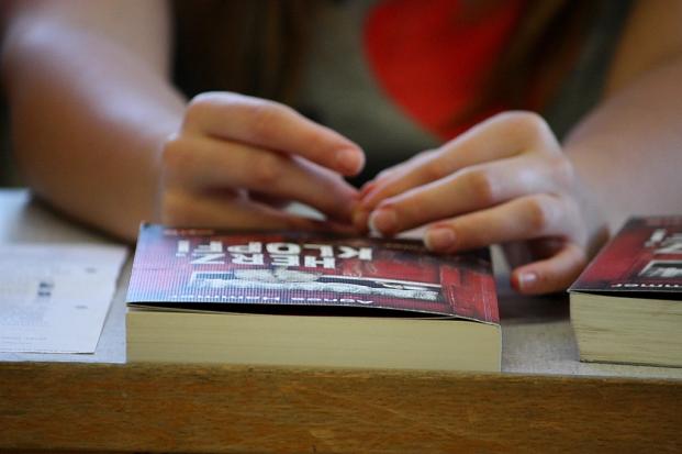 Lesefüchse gesucht Olvasás szerelmesei kerestetnek Eötvös Schüler nehmen am internationalen Lesewettbewerb teil Nach der Schulrunde geht es für drei Schüler in die Regionalrunde / Eötvös diákok