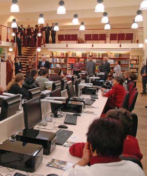 KECSKEMÉTI FŐISKOLA HA INFORMÁCIÓRA VAN SZÜKSÉGED: Könyvtár és Információs Központ Kedvelt színtere a tanulásnak, információszerzésnek és kikapcsolódásnak a Kecskeméti Főiskola Könyvtár és