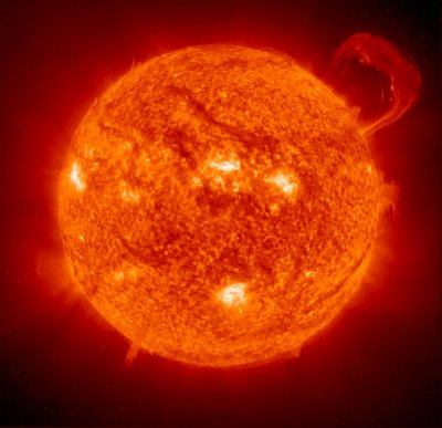 A METEOROLÓGA SUGÁRZÁSTAN ALAPJA z éghajlati rendszer energia forrása a Napban lejátszódó termonukleáris reakció. A Nap sugárzási teljesítménye 3,8 10 6 W.