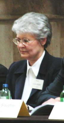 Dr. Nováky Erzsébet Lucia egyetemi tanár Társadalomtudományi és Nemzetközi Kapcsolatok Kar Gazdaságföldrajz, Geoökonómia és Fenntartható Fejlődés Intézet Karrier Felsőfokú végzettségek: 1965-1970