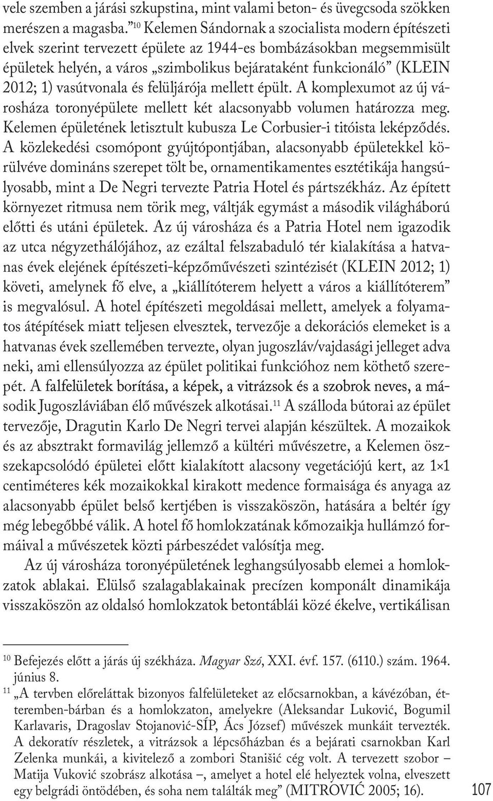 1) vasútvonala és felüljárója mellett épült. A komplexumot az új városháza toronyépülete mellett két alacsonyabb volumen határozza meg.