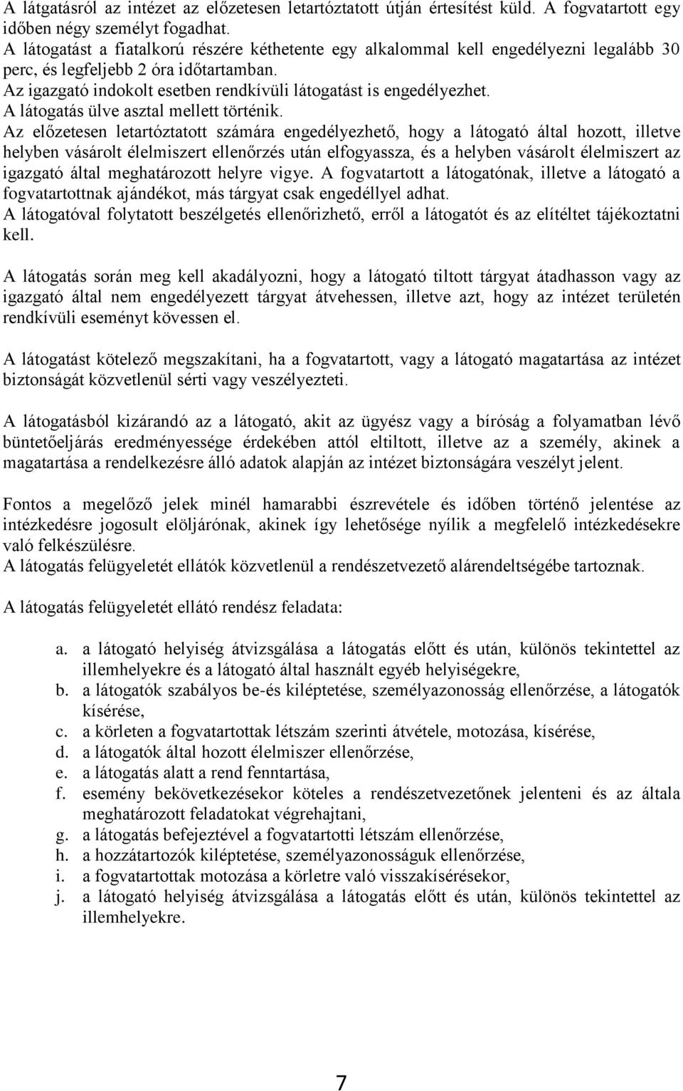 A látogatás ülve asztal mellett történik.