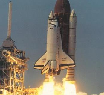 14. ábra: A Space Shuttle flottája egyik tagjának a startja (MSZ-archiv) A Space Shuttle tulajdonképpen csak részben váltotta be a hozzá fűzött reményeket.